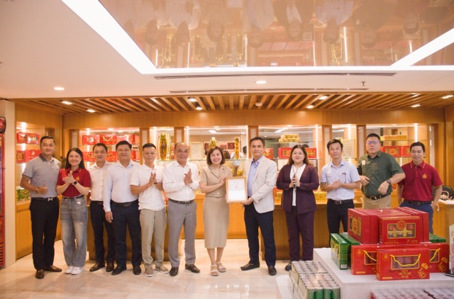 SÂM VIỆT NAM PHU TRA ĐÓN TIẾP HỘI DOANH NHÂN TRẺ KHÁNH HÒA TẠI SHOWROOM